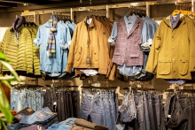 Sølan av klæðum og fótbúnaði minkað 25%